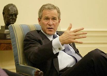 Bush gesticula durante la entrevista, condedida a los periodistas británicos en el Despacho Oval.