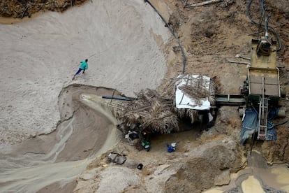 En noviembre, se llevaron acabo operaciones en varias minas ilegales de dos parques nacionales de la Amazonia Brasileña. Cuando los helicopteros del IBAMA descendieron para llevar a cabo la redada, algunos de los mineros huyeron hacia las profundidades de la selva. En la imagen, se ve como los mineros salen corriendo de una mina de casiterita ilegal tras apercibir la llegada de agentes durante una operación del IBAMA, en Novo Progresso, el 4 de noviembre de 2018.