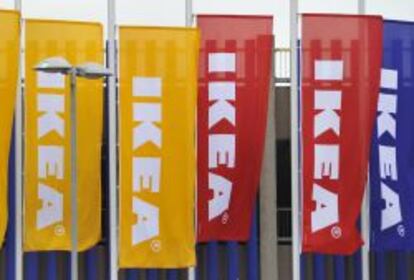 Banderas de la cadena sueca de muebles y decoraci&oacute;n IKEA.