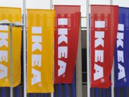 Banderas de la cadena sueca de muebles y decoraci&oacute;n IKEA.