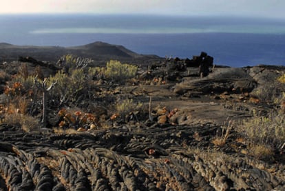 La mancha causada por la erupción se veía ayer frente a las costas de El Hierro.