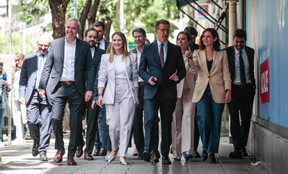 Feijóo, rodeado de los líderes territoriales del PP, el día después de las elecciones del 28-M.