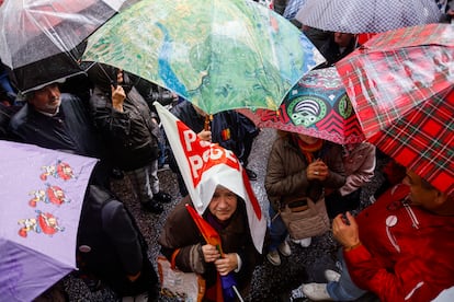 Simpatizantes del PSOE se concentran en los alrededores de la sede socialista de Ferraz para mostrar su apoyo al presidente del Gobierno.