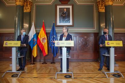 El presidente canario, Ángel Víctor Torres; la comisaria europea de Interior, Ylva Johansson, y el ministro, Fernando Grande-Marlaska, este viernes en Las Palmas de Gran Canaria. 