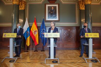 El presidente canario, Ángel Víctor Torres; la comisaria europea de Interior, Ylva Johansson, y el ministro, Fernando Grande-Marlaska, este viernes en Las Palmas de Gran Canaria.