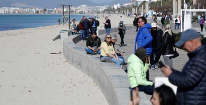 Turistas en la plata del Arenal en Mallorca