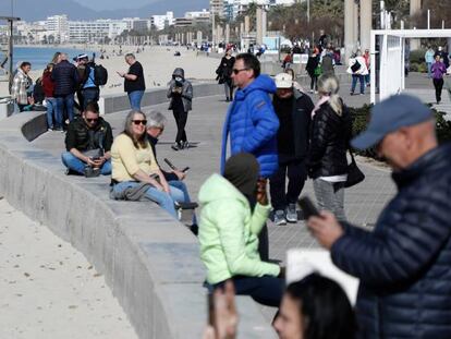 Turistas en la plata del Arenal en Mallorca