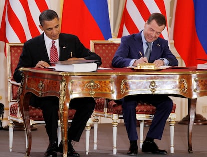 Obama y Médvedev, en la firma del New START, en Praga en abril de 2010.