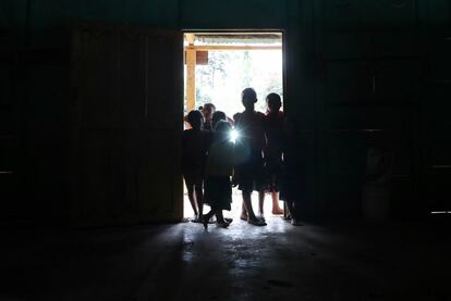 Se hace tarde y los niños aún corretean entre las salas, ponen al día a la maestra y juegan a la pelota en el terreno frente a la iglesia. Algunas madres bajan a decirles que es la hora de irse, que la comida está lista. Y aunque se resisten, acaban por ceder. El hambre aprieta y, a fin de cuentas, el colegio seguirá ahí también mañana. Aunque más como patio de recreo que como centro educativo.