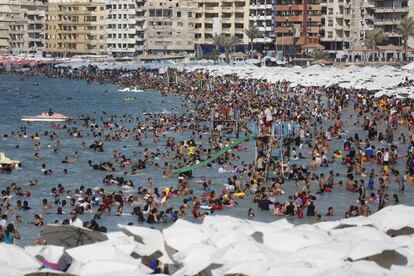 Bañistas abarrotan una playa pública en la ciudad mediterránea de Alejandría (Egipto).