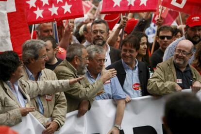Los secretarios generales de CC OO, Ignacio Fernández Toxo (derecha), y UGT, Cándido Méndez (2 izquierda) conversan al comienzo de la manifestación que los empleados públicos han llevado a cabo hoy en Madrid.