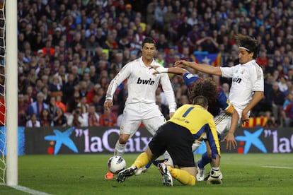 Liga. Barcelona,1 - Real Madrid, 2. Khedira marca ante Cristiano, Valdés y Puyol el primer gol del partido.