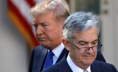 El presidente estadounidense, Donald Trump, junto al presidente de la Reserva Federal, Jerome Powell.