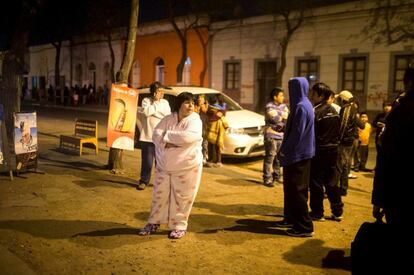 Los residentes de Santiago de Chile han salido a la calle para esperar tras el seísmo.
