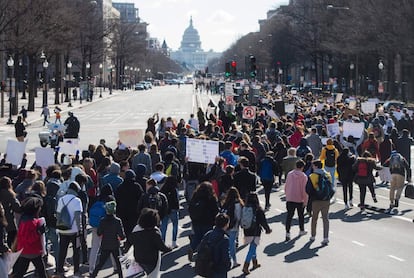 O grupo de estudantes também tinha previsto caminhar desde a Casa Branca até o Capitólio, a sede do Congresso. Na imagem, centenas de jovens caminham pela Avenida Pensilvânia, em Washington.