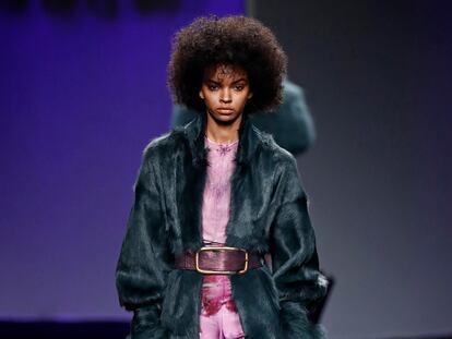 Marcos Luengo analiza la obra posmodernista del artista Joaquim Mir en su colección llena de color y contrastes