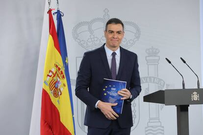 El presidente del Gobierno, Pedro Sánchez, a su llegada a una rueda de prensa tras la reunión del Consejo de Ministros en Moncloa, a 13 de abril de 2021, en Madrid (España).