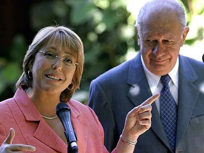 Michelle Bachelet, acompañada del presidente saliente, Ricardo Lagos, habla con los periodistas.