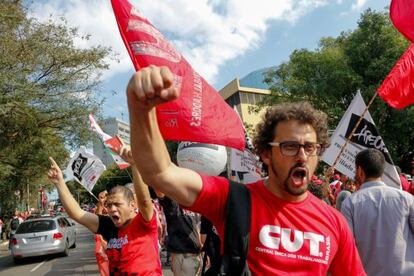 Manifestantes pr&oacute;-PT na frente do Instituto Lula no &uacute;ltimo domingo.