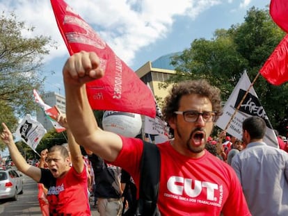 Manifestantes pr&oacute;-PT na frente do Instituto Lula no &uacute;ltimo domingo.