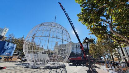 Instalación de la iluminación navideña este año en la plaza del Ayuntamiento de Valencia