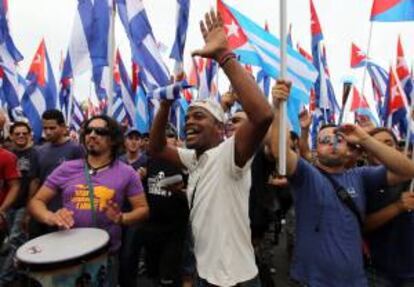 Cientos de personas participan este mircoles 1 de mayo de 2013, durante el desfile por el Da Internacional de los Trabajadores, en la Plaza de la Revolucin de La Habana (Cuba).