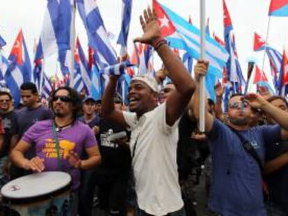 Cientos de personas participan este miércoles 1 de mayo de 2013, durante el desfile por el Día Internacional de los Trabajadores, en la Plaza de la Revolución de La Habana (Cuba).