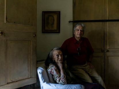 La pintora Lucinda Urrusti, en su casa de Xochimilco junto a su sobrino Juan Francisco.