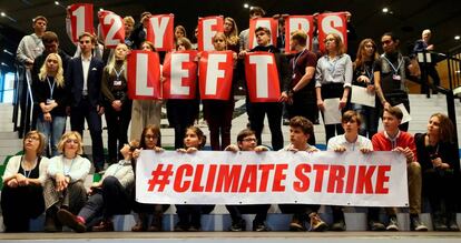 Jóvenes participantes del movimiento Climate strike, creado la activista sueca de 15 años Greta Thunberg, posan durante la cumbre del clima, el viernes.