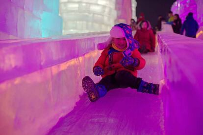 Este espacio de 800.000 metros cuadrados alberga asimismo las esculturas de hielo que participan en competiciones del más alto nivel, con destacada participación de equipos chinos, rusos y mongoles. Las figuras de estos últimos parecen atraer especialmente las miradas de los curiosos por su brillante ejecución.