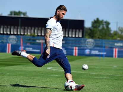 Sergio Ramos durante un entrenamiento con el PSG.