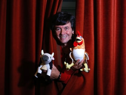 Roberto Daniel 'Kuky' Pumar, productor argentino, este miércoles en un hotel de Madrid con la vaca Lola y el gallo Bartolito.
