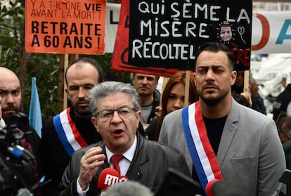 Jean-Luc Mélenchon, líder de la Francia Insumisa, atiende a los medios durante la manifestación en Marsella.