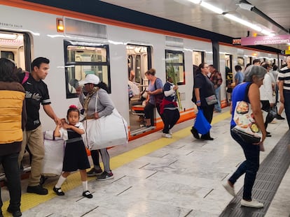 Ciudadanos en un andén de la Línea 1 del Metro de Ciudad de México, el 30 de octubre.