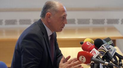 Enrique Crespo, en la rueda de prensa en la que anunció su dimisión por la imputación en el 'caso Emarsa', en febrero de 2012.