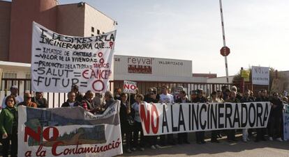 Una de las protestas contra la proyectada incineradora ante la sede de la empresa Reyval en L’Alcora.