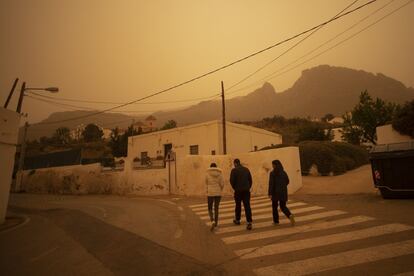 Nube de arena procedente del Sahara en la localidad almeriense de Lucaneida de las Torres, este martes.