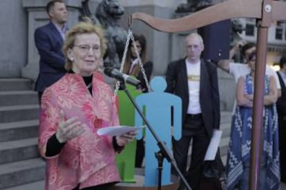 La expresidenta de Irlanda, Mary Robinson, habla durante la caminata Walk Together realizada en Buenos Aires