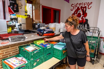 Ariadna Popa, presidenta de la asociación, muestra el material escolar que han recogido hasta el momento.