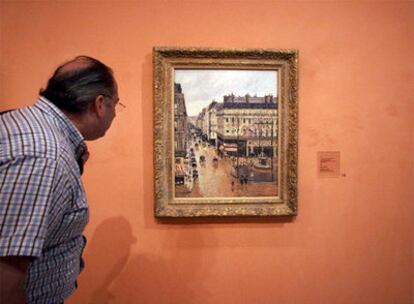 Imagen de archivo de un ciudadano contemplando en el museo Thyssen de Madrid un cuadro de Pisarro reclamado en EE UU