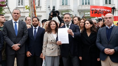 Desde la izquierda, Francisco Javier Ortega Smith, Ignacio Garriga, Carina Mejías, Santiago Abascal, Pepa Millán y Jorge Buxadé, esta mañana, antes de presentar la querella contra Pedro Sánchez en el Tribunal Supremo.