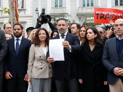 Desde la izquierda, Francisco Javier Ortega Smith, Ignacio Garriga, Carina Mejías, Santiago Abascal, Pepa Millán y Jorge Buxadé, esta mañana, antes de presentar la querella contra Pedro Sánchez en el Tribunal Supremo.