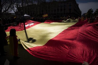 Detalle de una enorme bandera de España durante la manifestación.