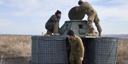 Unos soldados ucranios refuerzan ayer un refugio en la l&iacute;nea de frente, en Pavlopil.