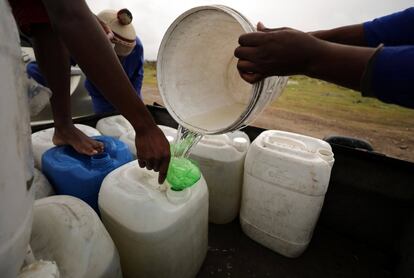 Los residentes llenan contenedores con agua de un río contaminado mientras la crisis en la regón persiste.