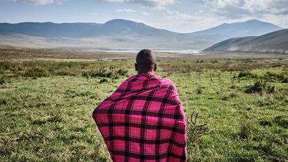 Un masái contempla el lago Seneto, en el área de conservación de Ngorongoro, en el norte de Tanzania.