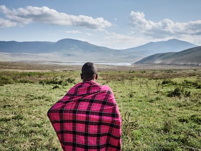Un masái contempla el lago Seneto, en el área de conservación de Ngorongoro, en el norte de Tanzania.