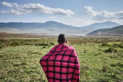 Un masái contempla el lago Seneto, en el área de conservación de Ngorongoro, en el norte de Tanzania.