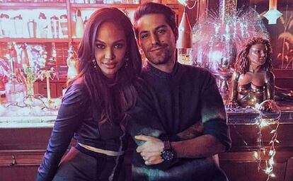 Renato L&oacute;pez junto a la modelo Joan Smalls.