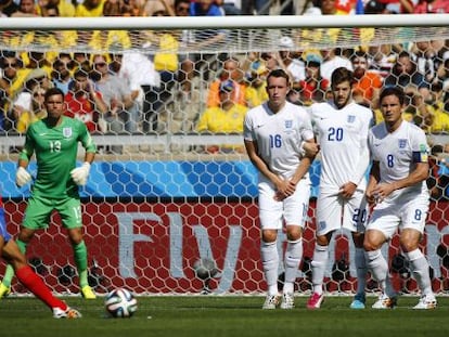 Celso Borges lanza una falta ante Inglaterra.